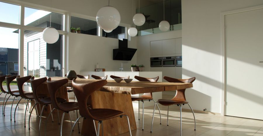 Køkken og spisebord luksussommerhus nordjylland